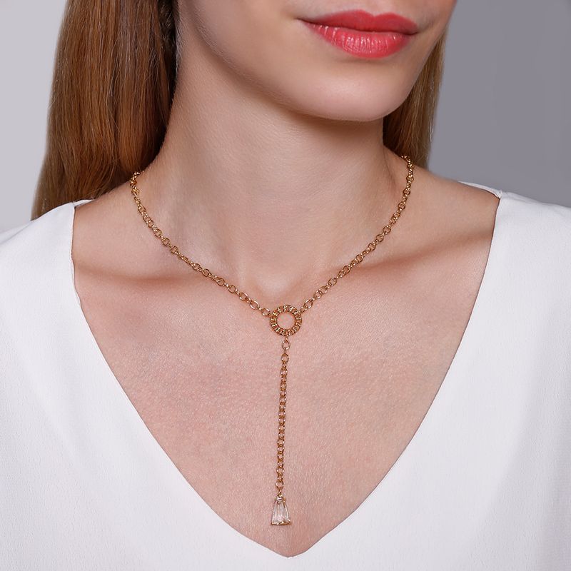 Colar-curto-com-pingente-oval-vazado-e-zirconia-cristal-