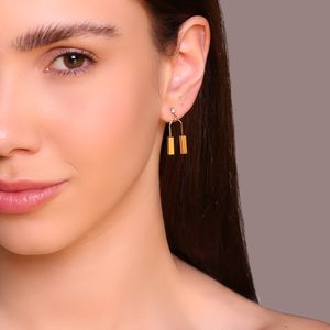 Brinco casual com zircônia