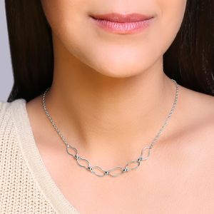 Colar casual com detalhes vazados
