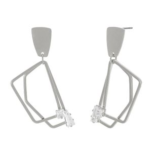 Brinco estilizado com pedras de vidro