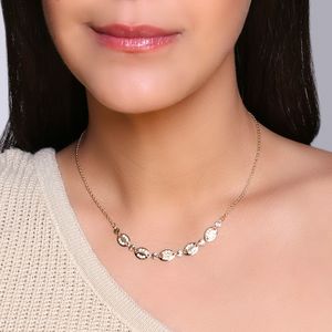 Colar com detalhes em zircônia