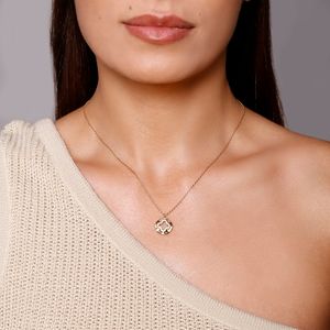 Colar com Pingente Vazado Cravejado