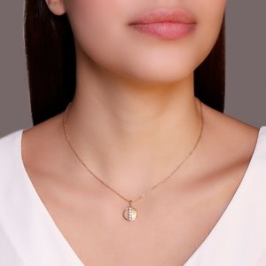 Colar com Pingente Detalhado