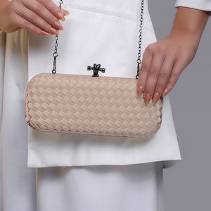 Bolsa trabalhada com fecho click