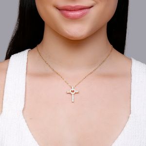 Colar de crucifixo e coração em zircônia