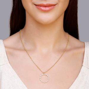 Colar com pingente vazado