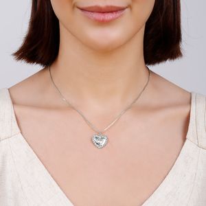 Colar com pingente de coração