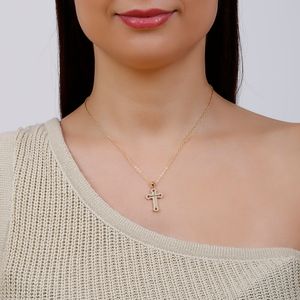 Colar com pingente de crucifixo