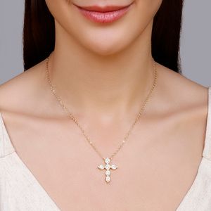Colar com pingente de crucifixo