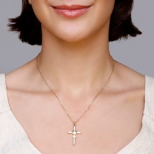 Colar com pingente de crucifixo