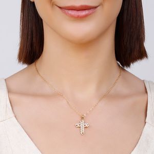Colar com pingente de crucifixo