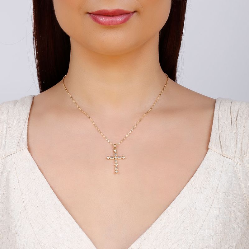 Colar-com-pingente-de-crucifixo-