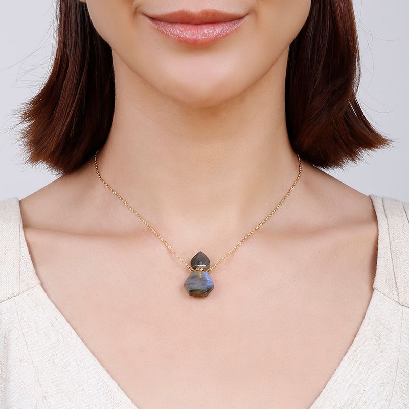 Colar-com-pingente-perfumeira