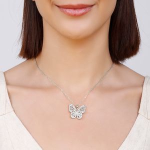 Colar com pingente de borboleta