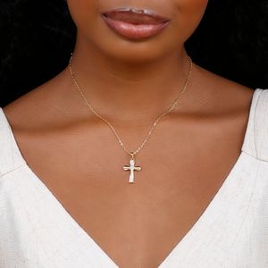 Colar com pingente de crucifixo