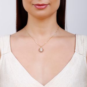 Colar com pingente oval
