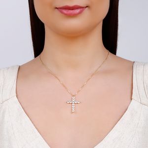 Colar com Pingente de Crucifixo