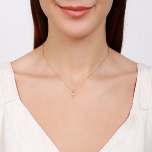 Colar com pingente de crucifixo